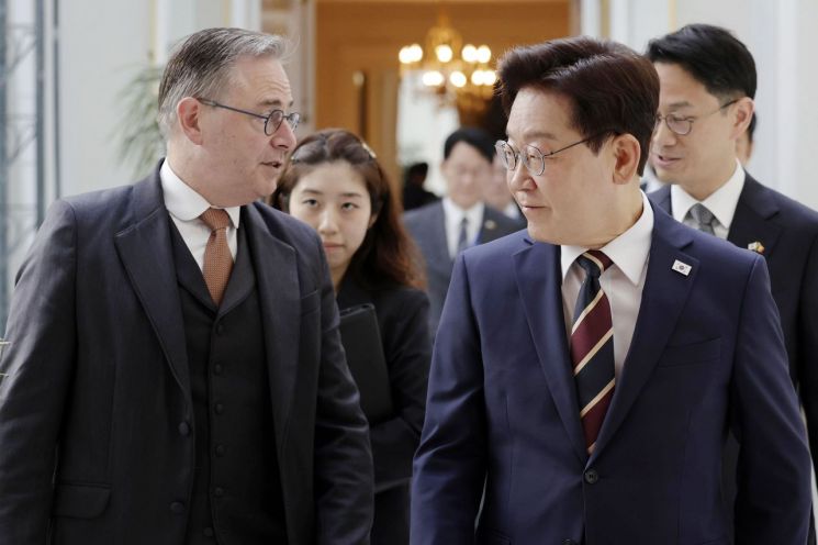 이재명 대통령과 바르트 더 베버르 벨기에 총리가 10일(현지시간) 브뤼셀 총리관저 내 정상회담장으로 이동하고 있다. 2026.6.10 연합뉴스