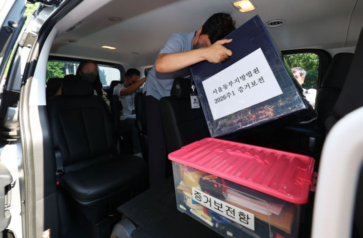 서울동부지방법원 관계자들이 10일 6·3 지방선거 당시 서울 송파구 잠실7동 제2투표소였던 아파트 노인정에서 현장 검증을 마친 뒤 떠나고 있다. 2026.6.10 [공동취재] 연합뉴스
