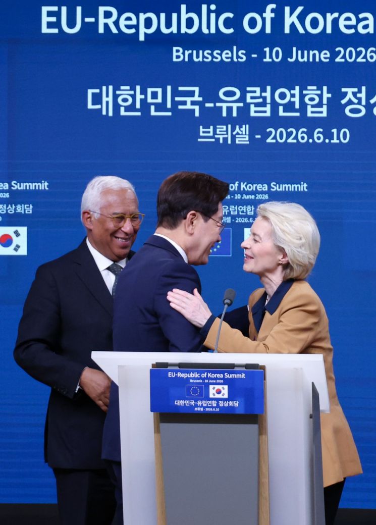 이재명 대통령이 10일(현지시간) 벨기에 브뤼셀 EU이사회 본부에서 안토니우 코스타 EU 정상회의 상임의장, 우르즐라 폰데어라이엔 EU 집행위원장과 공동언론발표 후 인사를 나누고 있다. 2026.6.11 연합뉴스