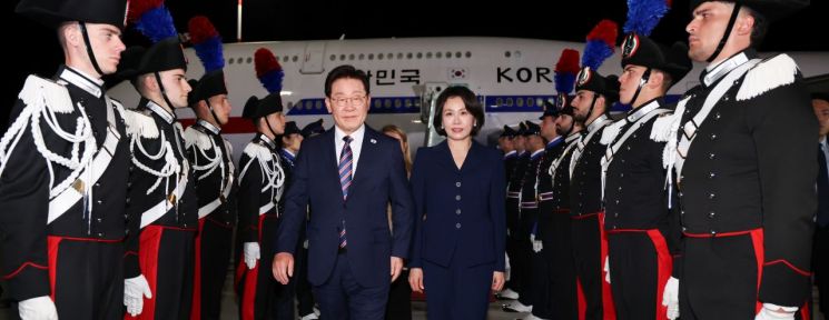이탈리아를 국빈 방문한 이재명 대통령과 김혜경 여사가 10일(현지시간) 로마 피우미치노 국제공항에 도착한 공군 1호기에서 내려 이동하고 있다. 2026.6.11 연합뉴스