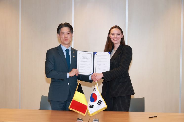 Noh Yongseok, First Vice Minister of the Minisattempt of SMEs and Startups (left), and Eleonore Simone, Minister of Small and Medium Enterprises and Self-Employed of Belgium, are taking a commemorative photo after signing a memorandum of understanding. Minisattempt of SMEs and Startups