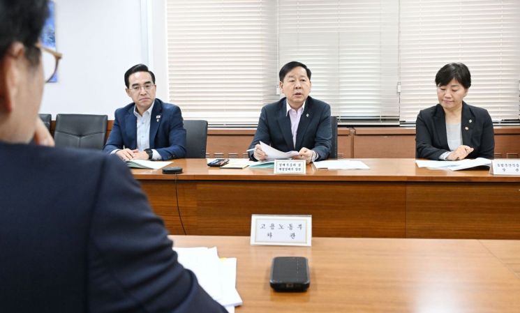구윤철 부총리 겸 재정경제부 장관이 6월 11일 서울 종로구 정부서울청사에서 열린 고용관계장관간담회를 주재하고 있다. 재정경제부