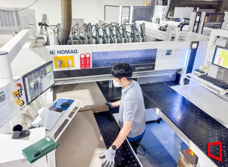 View of the smart factory inside the Hyundai Livart Smart Work Center. Hyundai Livart