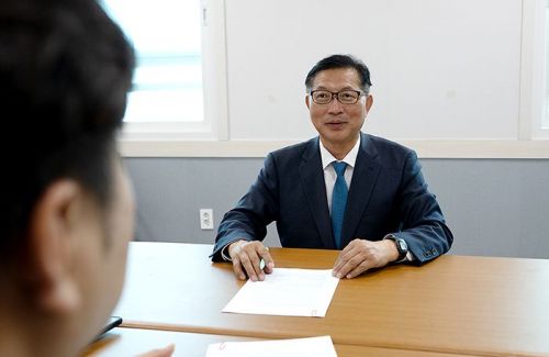앞으로 목포 행정운영에 대해 소신을 밝히는 강성휘 당선인. [사진= 정승현기자]