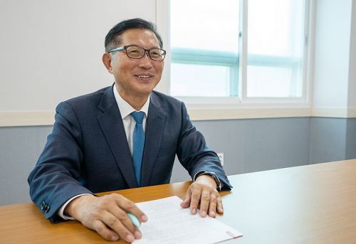 미소를 지으며 지역발전 현안을 설명하는 강성휘 당선인. [사진= 정승현기자]