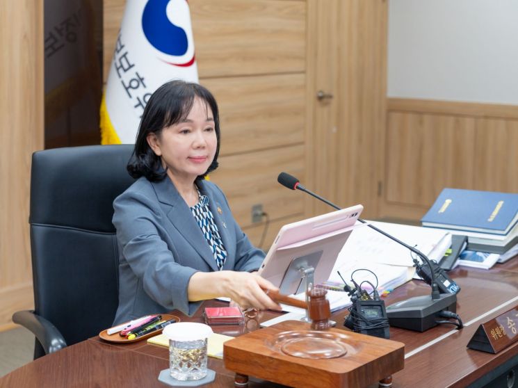 송경희 개인정보보호위원회 위원장이 10일 오전 정부서울청사에서 개최된 2026년 제11회 전체회의에서 의사봉을 두드리고 있다. 개인정보위 제공