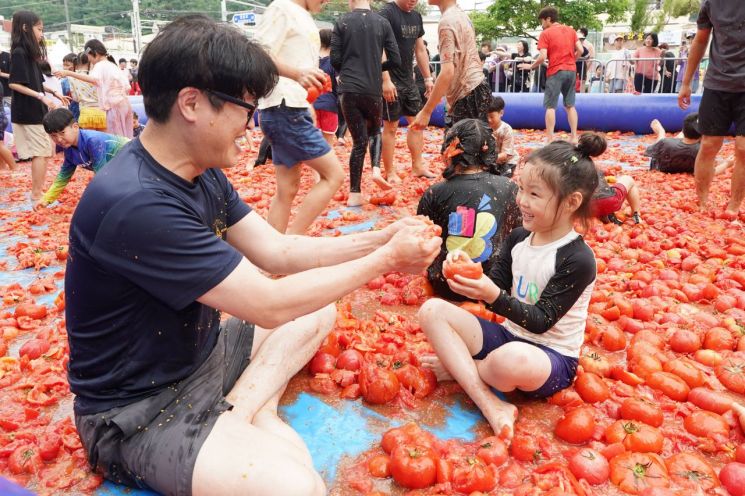 경기 광주시의 대표 여름축제인 '제24회 퇴촌토마토거리축제'가 오는 19일부터 21일까지 3일간 퇴촌면 광동리 일원에서 열린다. 경기 광주시 제공