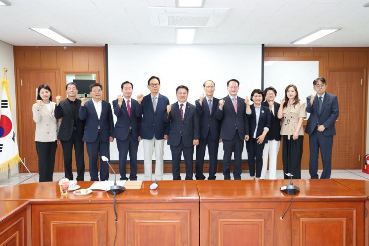 권순기 경남교육감 당선인(가운데)과 경남교육감직 인수위원회 구성원들이 인수위 출범을 기념해 사진을 찍고 있다. [사진제공=경남교육청]