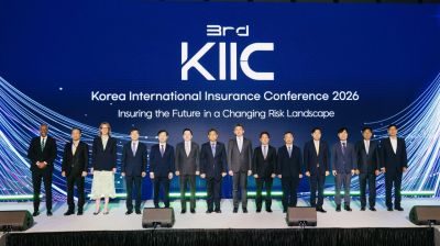 삼성화재가 리드스폰서로 참여한 '제3회 글로벌 보험 컨퍼런스(KIIC·Korea International Insurance Conference2026)' 참석자들이 기념촬영을 하고 있다. 왼쪽부터 로샨 페레라 갤러거 APAC 최고경영자(CEO), 이흥수 UIB손해보험중개 대표,  트레이시-리 쿠스 에이온 유럽·중동·아프리카(EMEA) 공동 최고경영자(Co-CEO), 김헌수 보험연구원장, 박진호 보험개발원 부원장, 나채범 한화손해보험 사장, 서영일 금융감독원 부원장보, 안창국 금융위원회 상임위원, 이문화 삼성화재 사장, 이승우 화재보험협회 부이사장, 이병래 손해보험협회장, 하태경 보험연수원 원장, 구경태 마쉬코리아 대표, 강두석 LK보험중개 대표. 삼성화재