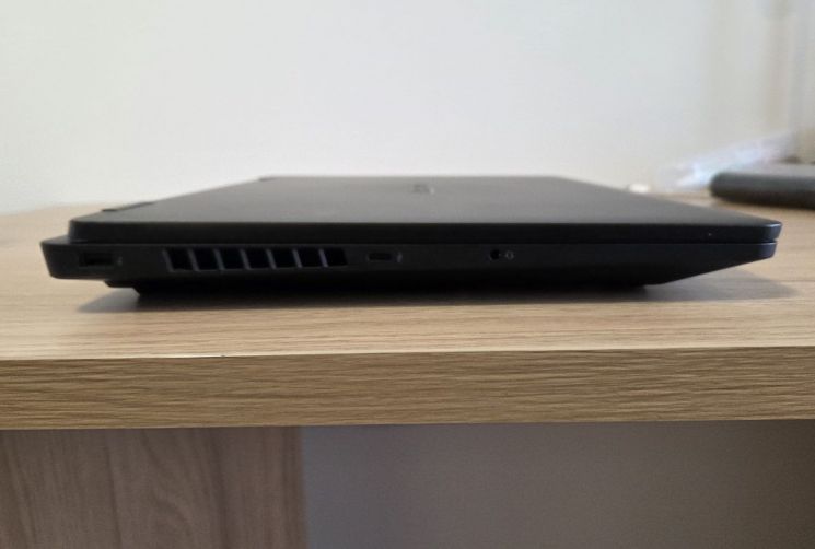 HP를 대표하는 노트북 PC 'HP OMEN 16'(오멘16)은 넓은 화면에도 불구하고 23mm의 두께 덕분에 두껍다는 느낌을 주지 않았다. 공병선 기자