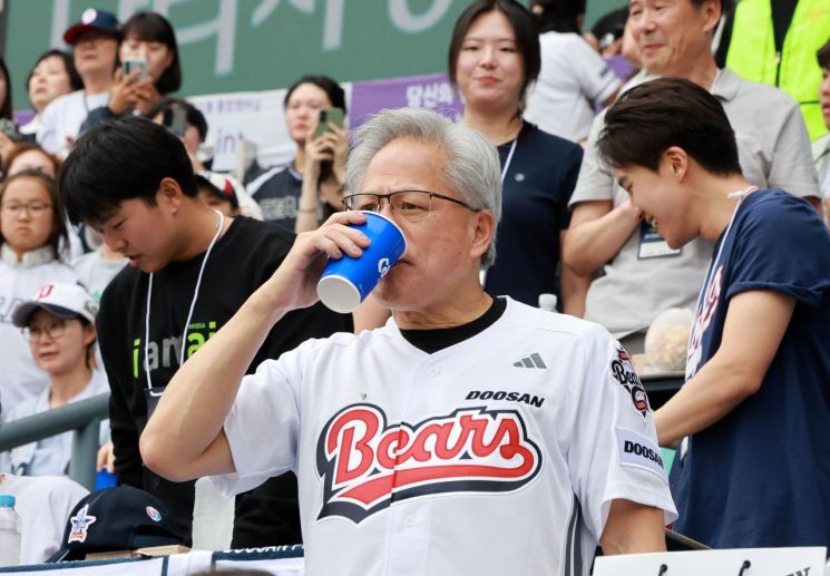 젠슨 황 엔비디아 최고경영자(CEO)가 지난 7일 서울 잠실야구장에서 열린 2026 프로야구 KBO리그 키움 히어로즈와 두산 베어스의 경기에서 맥주를 마시며 경기를 관람하고 있다. 연합뉴스