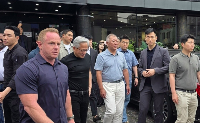 젠슨 황 엔비디아 최고경영자(CEO)와 정의선 현대차그룹 회장이 지난 7일 서울 종로구 우래옥에서 식사를 마친 뒤 식당을 나서고 있다. 연합뉴스