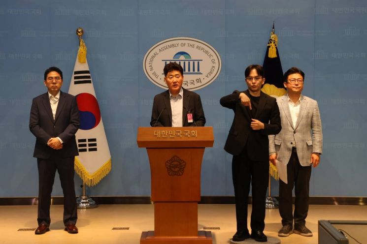 (사진 왼쪽부터) 김성환 제이앤엘테크 이사, 이동윤 에너플레이트 대표, 강명구 국민의힘(경북 구미시을) 의원이 11일 국회에서 기자회견을 하고 있다. 김소희 의원실.