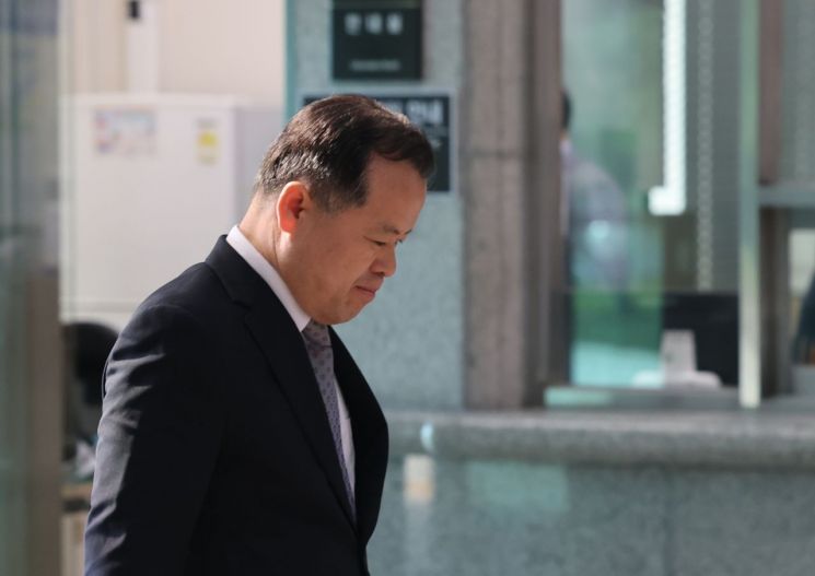 위철환 중앙선거관리위원장 직무대행이 11일 검경 합동수사본부 등의 6ㆍ3 지방선거 투표지 부족사태 관련 압수수색이 진행되는 가운데 경기도 과천시 중앙선거관리위원회로 들어가고 있다. 연합뉴스