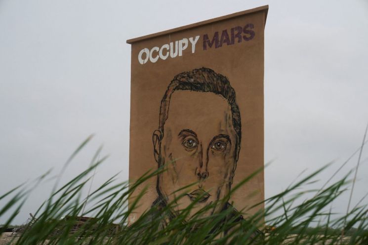 미국 텍사스주 브라운스빌에 등장한 벽화. 스페이스X의 기업공개(IPO)를 앞두고 ‘Occupy Mars(화성을 점령하라)’라는 문구와 함께 엘론 머스크를 묘사하고 있다. (브라운스빌)미국=로이터연합뉴스.
