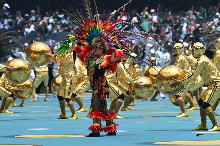 Dancers are showcasing a magnificent group performance at the opening ceremony of the 2026 North American World Cup held on the 12th (Korean time) at the Mexico City Stadium. Photo by AP Yonhap News