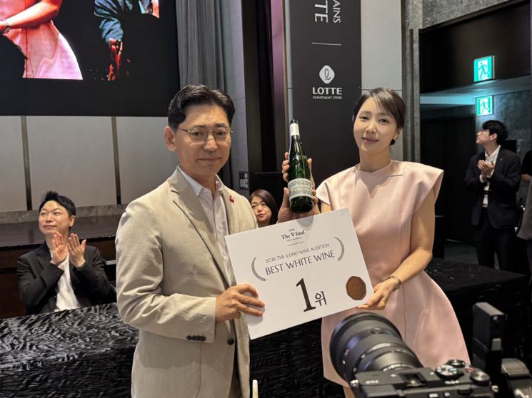 롯데백화점이 지난 5일 서울 잠실 롯데월드타워에서 열린 제3회 '더 블라인드'에서 조상덕 금양인터내셔널 대표가 화이트와인 부문 1위를 차지한 독일의 리슬링 와인 '셀바흐 리슬링 카비넷 파인허브 트레디션 2024'를 선보였다.