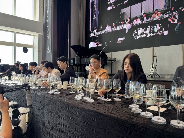 롯데백화점이 지난 5일 서울 잠실 롯데월드타워에서 개최한 제3회 '더 블라인드'에서 심사위원들이 블라이드 테이스팅을 진행 중이다. 롯데백화점 제공