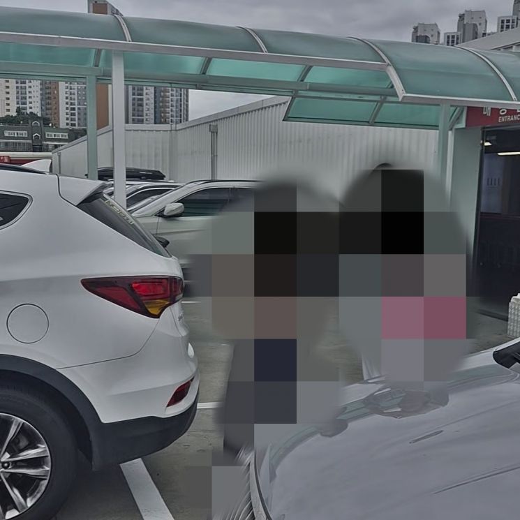 비슷한 논란은 최근에도 있었다. 지난 3일 부산의 한 대형마트 주차장에서도 여성 2명이 빈 주차 공간을 몸으로 막고 다른 차량의 진입을 방해했다는 사연이 알려지기도 했다. SNS 갈무리