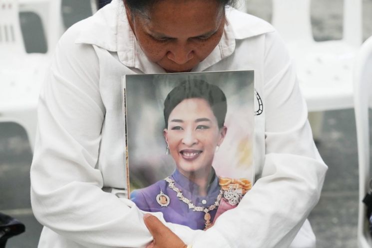 태국 사람들이 방콕에서 태국 공주의 사진을 들고 있다. AP연합뉴스.