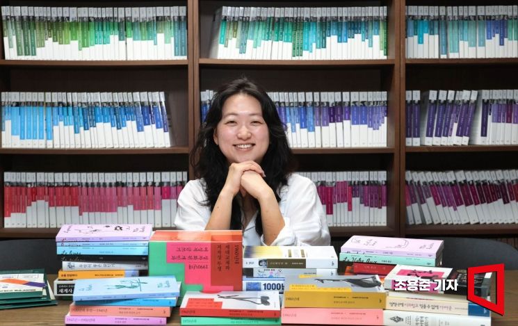 조아란 민음사 마케팅 부장이 서울 강남구 강남출판문화센터에서 아시아경제와 인터뷰 하며 포즈를 취하고 있다. 조용준 기자