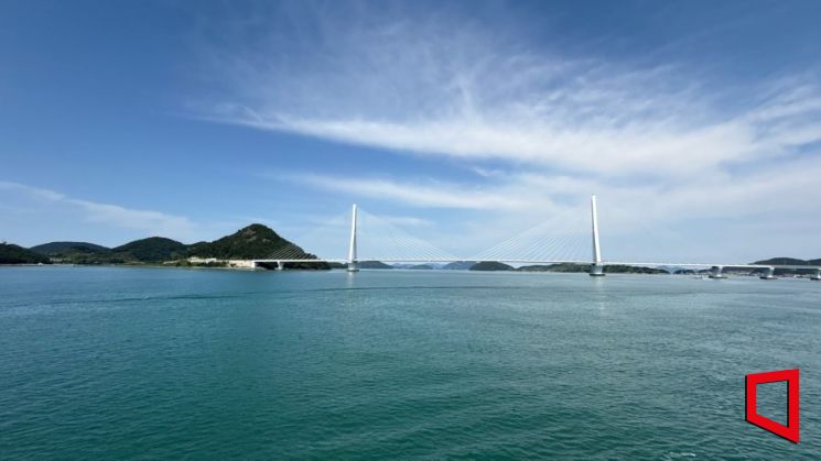금오도행 여객선에서 바라본 화태대교. 2026 여수세계섬박람회는 돌산 진모지구를 주행사장으로, 금오도·개도·여수세계박람회장을 부행사장으로 운영한다. 김희윤 기자