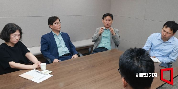 고밀아파트 정비 관련 전문가 좌담회가 아시아경제 본사에서 열렸다. 조정흔 경제정의실천시민연합 토지주택위원장(왼쪽부터), 변창흠 세종대 교수, 이창무 한양대 교수, 이태희 한국건설산업연구원 연구위원이 토론하고 있다. 허영한 기자