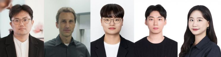 연구팀 사진. (좌측부터) 홍성유 교수, 얀우브 로드 교수, 이정우 연구원, 김건하 연구원, 정서영 연구원. UNIST 제공