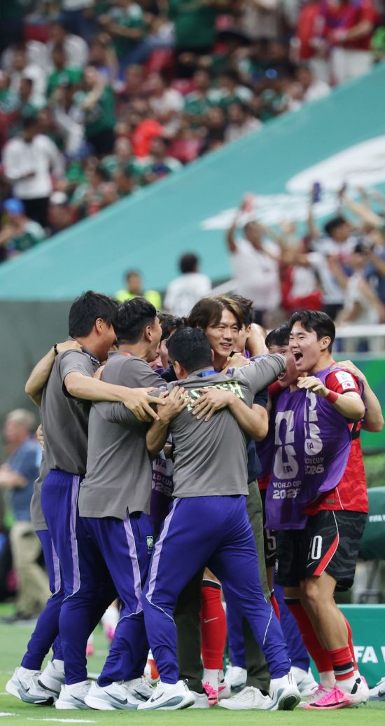 홍명보 감독이 12일(한국시간) 멕시코 사포판 과달라하라 스타디움에서 열린 2026 북중미 월드컵 A조 1차전 체코와의 경기에서 2대1 역전승을 거둔 뒤 코치, 선수들과 얼싸안으며 기뻐하고 있다. 연합뉴스