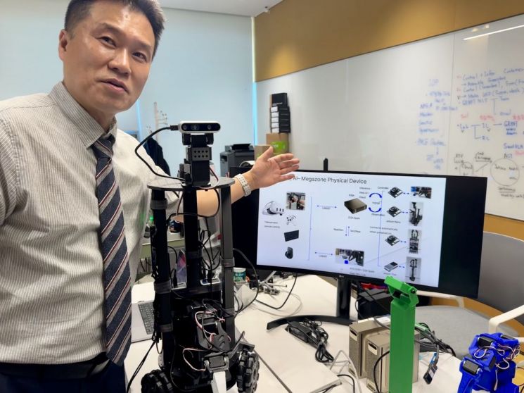 이재석 메가존 부사장이 자신의 랩실에서 로봇 제작 과정에 대해 설명하고 있다. 사진=백종민 테크 스페셜리스트