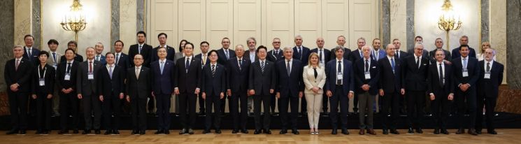 이재명 대통령이 12일(현지시간) 이탈리아 로마의 한 호텔에서 열린 비즈니스 라운드테이블에서 참석자들과 기념 촬영을 하고 있다. 2026.6.13 연합뉴스