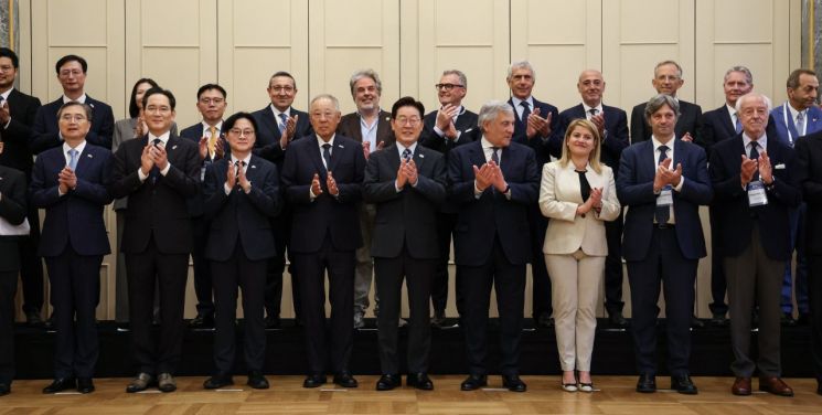 이재명 대통령이 12일(현지시간) 이탈리아 로마의 한 호텔에서 열린 비즈니스 라운드테이블에서 참석자들과 기념 촬영을 하고 있다. 2026.6.13 연합뉴스