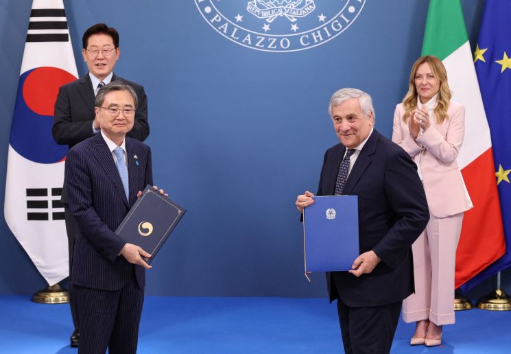 Foreign Minister Cho Hyun and Antonio Tajani, Minister of Foreign Affairs and International Cooperation of Italy, signed a development cooperation MOU on the 12th (local time) at the Prime Minister's Guest House in Rome, Italy, attended by President Lee Jae-myung and Italian Prime Minister Giorgia Meloni. 2026.6.12 Yonhap News Agency