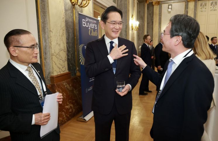 위성락 국가안보실장(왼쪽부터), 이재용 삼성전자 회장, 김용범 정책실장이 12일(현지시간) 이탈리아 로마의 한 호텔에서 이재명 대통령이 참석한 비즈니스 라운드테이블에서 대화를 나누고 있다. 2026.6.13 연합뉴스