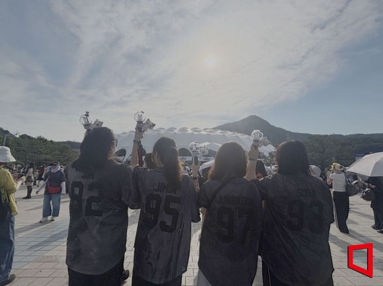 부산 아시아드 주경기장 인근에서 만난 BTS의 팬들이 아미밤을 들고 있다. 부산과 춘천, 충남 등에서 온 팬들 모습. 이이슬 기자