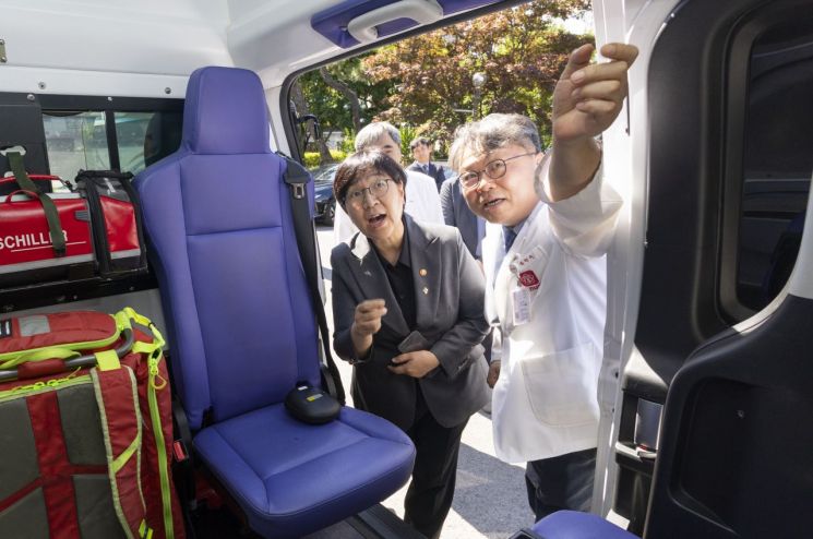 12일 대구 경북대학교병원에서 진행된 '대구·경북형 스마트 이송체계' 기술 시연회에서 정은경 보건복지부 장관이 류현욱 경북대병원 응급의학과 교수로부터 구급차에 적용될 AI 기반 응급의료 플랫폼 '세이버(SAVE-R)'에 대해 설명을 듣고 있다. 보건복지부