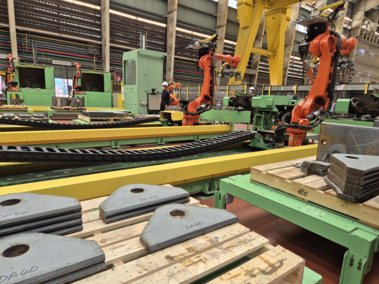 On the 12th, an industrial robot is performing rug production work at the rug autonomous manufacturing plant of HD Hyundai Heavy Industries in Ulsan. Photo by Kang Nahum