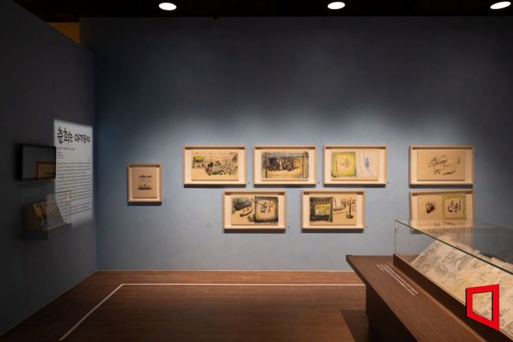 충북도청 본관 ‘그림책정원 1937’ 전시실. 오래된 관청 건물 안에 그림책 원화와 아카이브가 놓이며 행정 공간이 문화공간으로 바뀌었다. 김희윤 기자