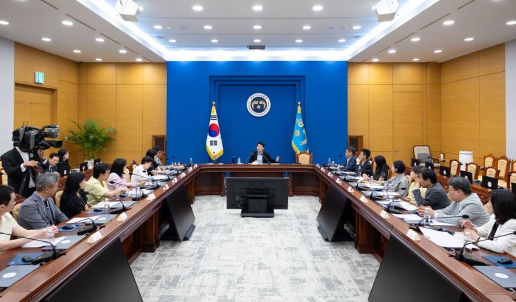 강훈식 비서실장이 14일 청와대에서 대통령비서실 청년미래자문단 최종회의를 주재하고 있다. 연합뉴스
