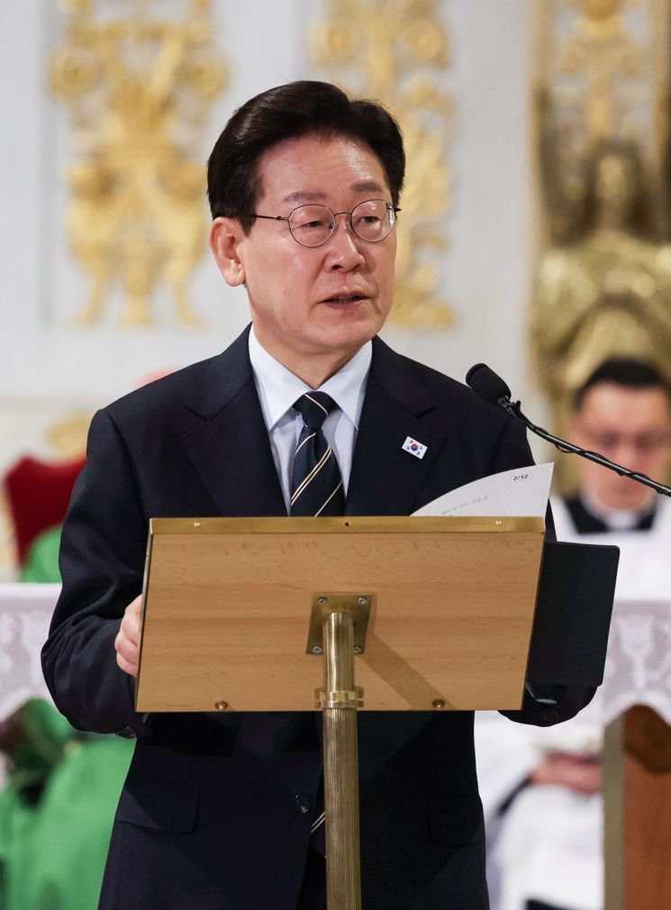 이재명 대통령이 14일(현지시간) 이탈리아 로마 성 바오로 대성전에서 열린 '평화와 연대를 위한 특별 미사'에서 기념연설을 하고 있다. 2026.6.14 연합뉴스