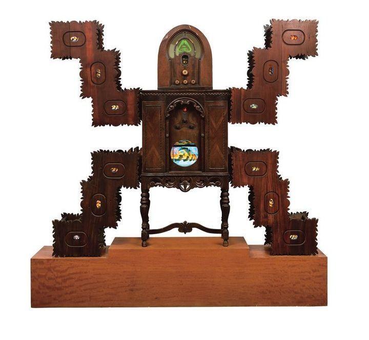 백남준, '세종대왕', single-channel video, 14 antique TVs, antique radio and various objects , sculpture: 56.2×190.1×168(h)cm, pedestal: 45.3×210.1×41.7(h)cm, 1998. 서울옥션
