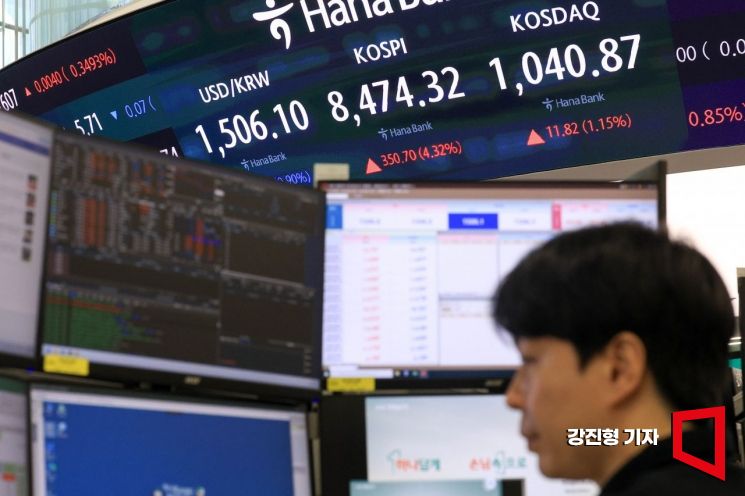 4개월째 외국인 자금 순유출…주식에서만 318.3억달러 빠져나가