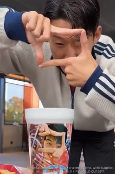 멕시코 과달라하라 현지에서는 실제로 손흥민 컵을 찾는 팬들이 몰리고 있다. 한국 대표팀 숙소 인근 맥도날드 매장은 한국 팬들의 발길이 이어지고 있다. 일부 매장에서는 손흥민 컵 재고가 동나 직원이 다른 선수 컵을 권하는 상황도 벌어진 것으로 전해졌다. 손흥민 인스타그램