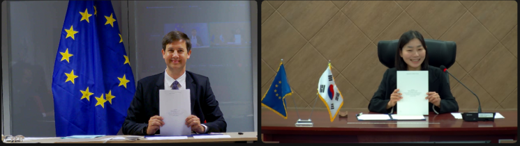 정지은 관세국경위험관리센터장(오른쪽)이 지난 4일 비대면으로 '한-EU PNR 입수 협정 가서명식'을 가진 후 기념촬영을 하고 있다. 관세청