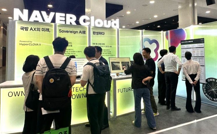 From the 10th to the 12th of last month in Jeju, at the "2026 Korean Military Science and Technology Society Comprehensive Academic Conference," Naver Cloud introduced its proprietary 'HyperCLOVA X SEED 4B' model along with its Defense AX strategy. Naver Cloud