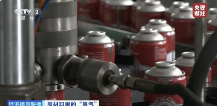 因中国制冷剂供应短缺，价格暴涨。中国中央电视台正在对此进行报道。中国中央电视台供图。