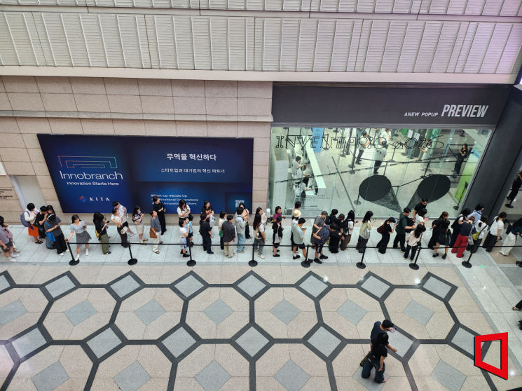 서울 강남구 코엑스에서 열린 국내 최대 문구 페어 '인벤타리오 2026' 참관객들이 14일 전시장 입장을 위해 줄을 서서 기다리고 있는 모습. 서소정 기자.