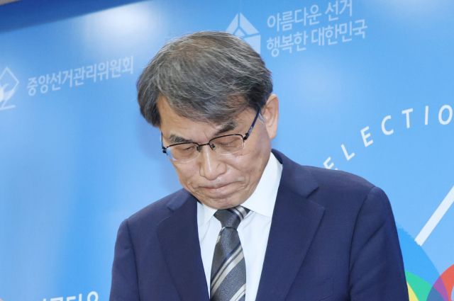 노태악 중앙선거관리위원장이 지난 5일 경기도 과천 중앙선거관리위원회에서 투표용지 부족 사태에 대한 대국민 사과 및 사의 표명을 한 뒤 기자실을 나서고 있다. 연합뉴스