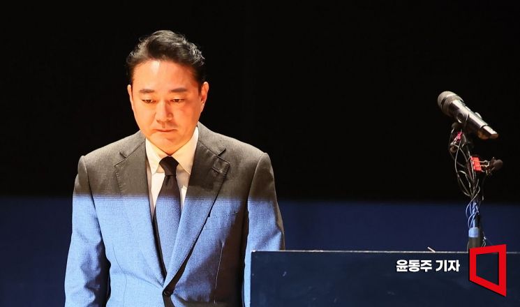 홍정도 중앙그룹 부회장이 15일 서울 마포구 중앙일보사옥에서 '중앙홀딩스 등 중앙그룹 계열사 회생신청 관련' 입장 발표 도중 고개를 숙이고 있다. 2026.06.15 윤동주 기자