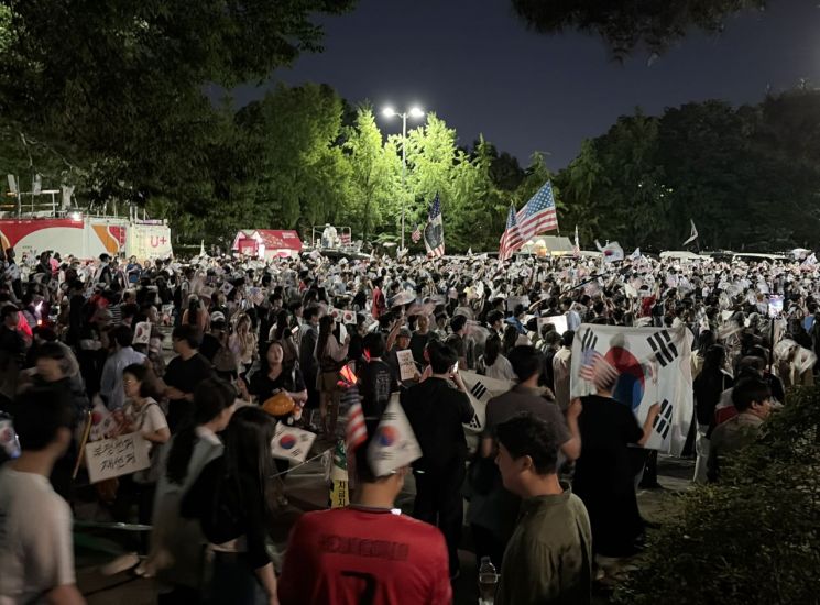 6·3 지방선거 투표용지 부족 사태로 촉발된 잠실 개표소 봉쇄 시위가 주말을 앞두고 12일 저녁 다시 규모를 커져 인파로 북적이고 있다. 2026.6.12 연합뉴스